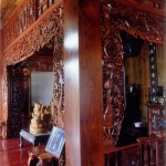 Trang trí không gian phòng thờ của nhà bạn thật đẹp bằng nội thất phòng thờ được đục chạm hoa văn theo phong cách cổ, và được làm bởi các loại gỗ tự nhiên.
